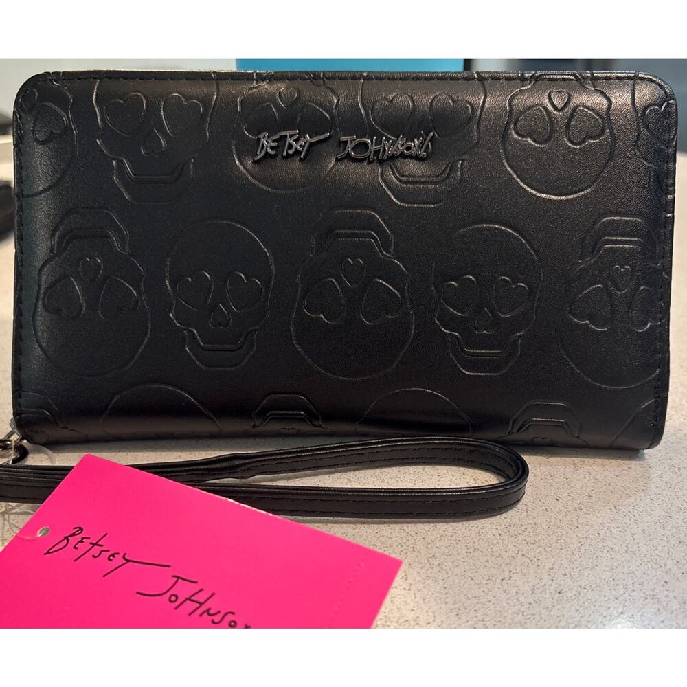 NWT Betsey Johnson Black Skull Skeleton Embossed Wallet Wristlet Zip Around $58